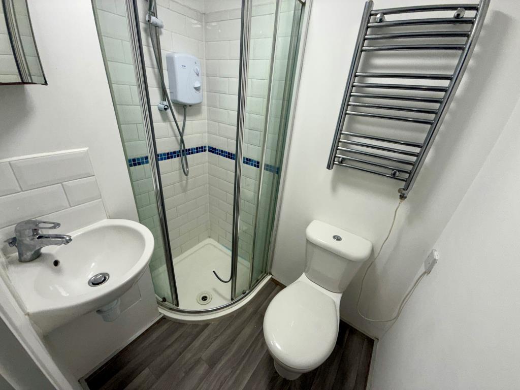 Lot: 123 - TOWN CENTRE FLAT FOR REFURBISHEMNT - Shower room with W.C.